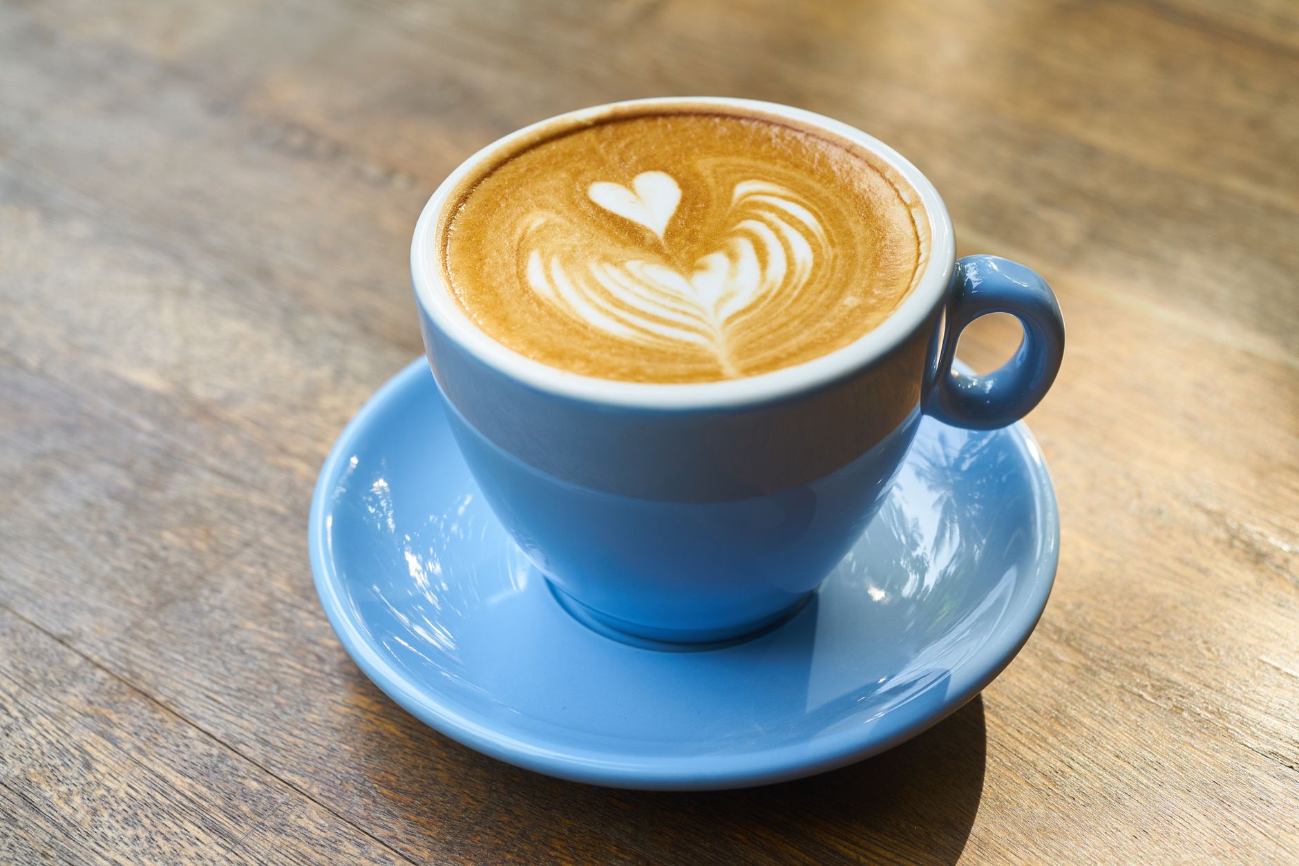 Latte art v kávové šálce